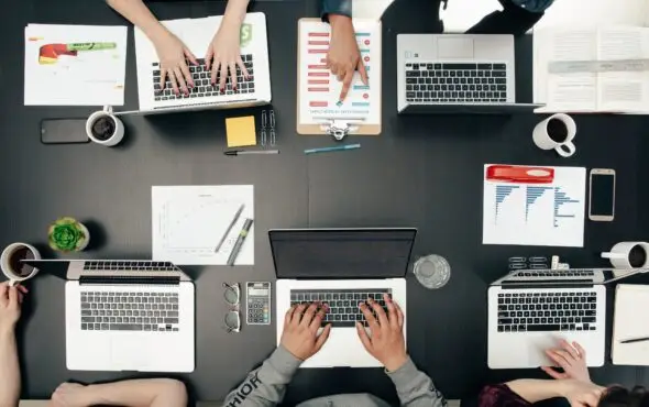 1 tech-meeting-flatlay_4460x4460